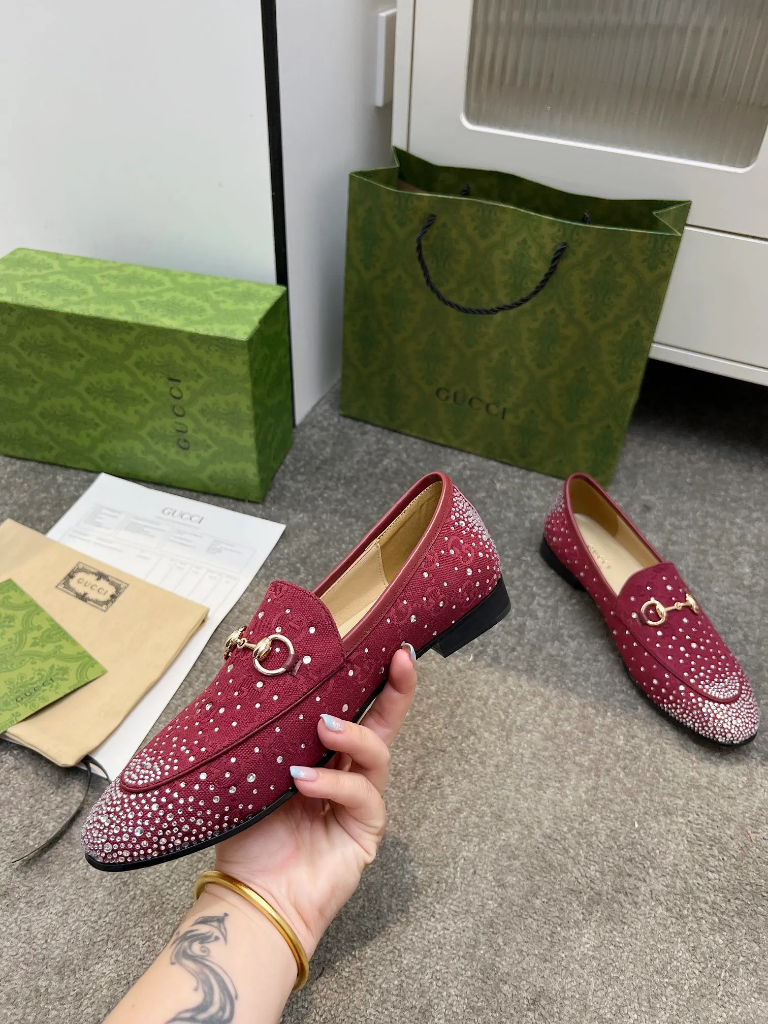 👟👟Ex-factory price 420👟👟 Genuine leather sole +50 Original quality guccisummer's latest limited edition shoes are on sale with top quality. Purchased genuine development original special hot diamond process classic double G presbyopic inner sheepskin with Italian original board material and craftsmanship are the same as the original! Code number: 35-42,
